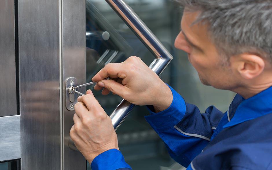 changer serrure 3 points encastrable Versailles